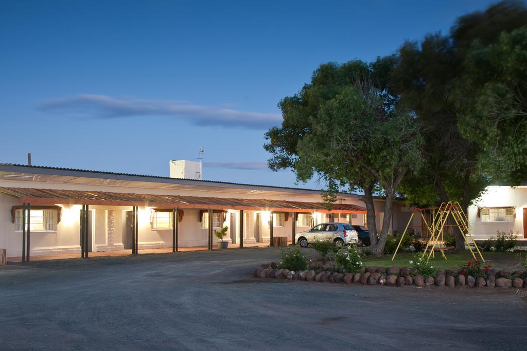 Wagon Wheel Country Lodge Beaufort West Ngoại thất bức ảnh